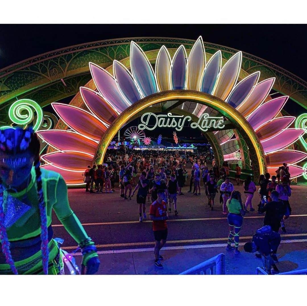 サキャスティックさんのインスタグラム写真 - (サキャスティックInstagram)「@kennicam REPOST from @edc_lasvegas last year.  イベントについての彼の記事もここでチェックしてくださ @kennicam」12月13日 23時44分 - paultbythesea