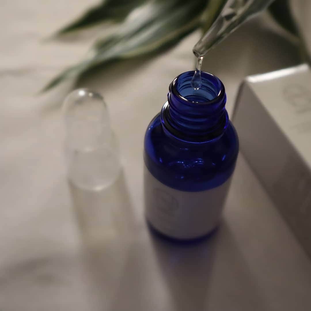 のインスタグラム：「【NANOA公式アンバサダー通信】  長期で使わせてもらっている美容液✨  とろ～んとしたとろみあるテクスチャーで、 化粧水のあと使うと もっちもちのお肌になるの😍  お肌に疲れを感じる日は、 たっぷり重ね塗りをして 助けてもらっています♥️  さらさらのお肌になったら、 浸透のサイン👍️  私は、シワが気になってきた "ほうれい線"を特に念入りに塗っています😊  @nanoa.official   #NANOA公式アンバサダー #nanoa #ナノア #ナノアSCセラム #美容液 #ヒト幹細胞化粧品 #ヒト幹細胞 #スキンケア #skincare #藤原宏美 #美肌ケア #ハリ #美容 #美 #beauty #お花のある暮らし #生花が好き」