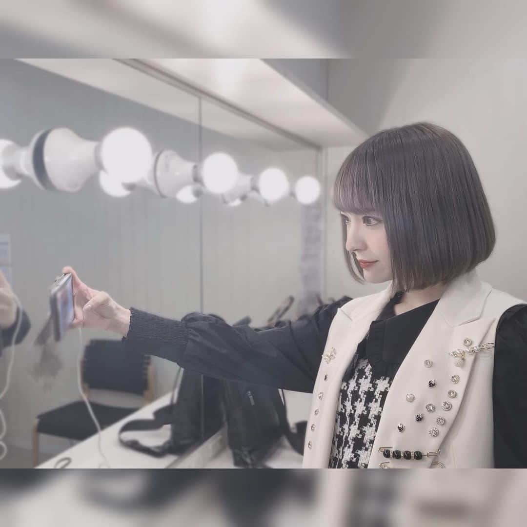 綾野ましろのインスタグラム：「京Premium Live 2020 控室🧸 髪の毛かなりしっかりグレー。  #綾野ましろ　#京プレ」