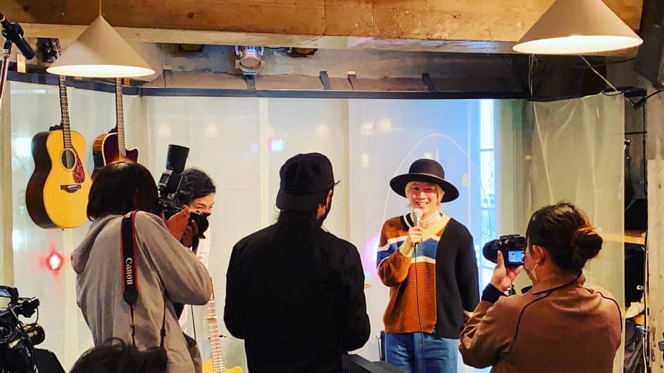 山田義孝のインスタグラム：「✨✨✨ 幸せな時間でした。 生配信ありがとう。 アーカイブも残ってるので是非観てほしい。 新曲『ハム』は恋の歌。 聴いてほしい。 下北沢ビックマウスから お送りしました✌︎」