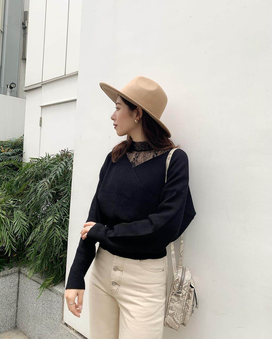 上地雅弥 MURUAのインスタグラム：「あっと言う間に終わった週末〜。。今年もあと半月かぁ🥺早い！ . お得なフェア盛りだくさんなので、是非買い物納めにいらしてください♡ . 再入荷待ちの方が多かったこのニットも遂に入荷しました〜☀️ . . #murua #murua_official #murua_by_staff #レースタートルカシュクールニット」
