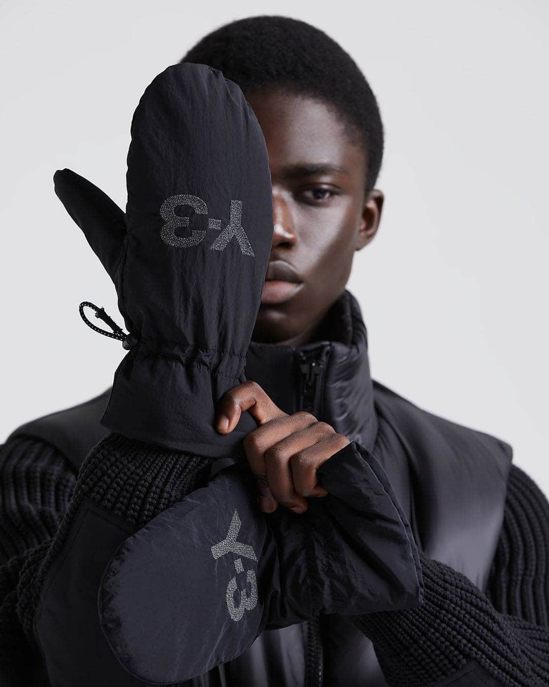 ワイスリーのインスタグラム：「Y-3 Mitten Gloves. Y-3 Fall/Winter 2020 Collection. --- #adidas #Y3 #YohjiYamamoto Discover the collection at adidas.com/y-3」