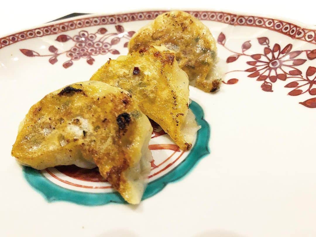 乾雅人さんのインスタグラム写真 - (乾雅人Instagram)「わさ@恵比寿 過日、行ってみたかった中華の名店へ、貴重なお席を頂戴して初訪問。 いやはや、衝撃だった。とんでもなく旨い。 よだれ鶏…このタレの旨味と鶏皮の食感はなんだ⁉️ 目ん玉飛び出るほど美味い。 牛頰肉…今まで食べたあらゆる料理の牛頰肉史上No.1 3種の餃子、間違いなく餃子史上No.1 湯河原・飯田商店リスペクト白湯フカヒレ、こんなフカヒレがあるのか…たまげた。 活松葉蟹を客前で解いて炒飯に…薫りと食感が完璧。 坦々麺も史上No.1。 史上No.1に躍り出た料理ばっかりやん！ あー びっくりした。大満足。 ありがとうございました。 #わさ #WASA」12月13日 23時52分 - inuimasato