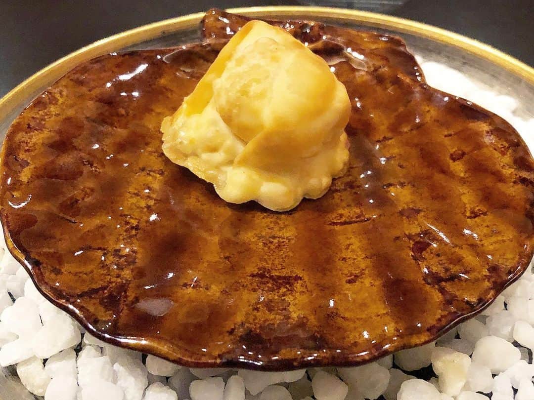 乾雅人のインスタグラム：「わさ@恵比寿 過日、行ってみたかった中華の名店へ、貴重なお席を頂戴して初訪問。 いやはや、衝撃だった。とんでもなく旨い。 よだれ鶏…このタレの旨味と鶏皮の食感はなんだ⁉️ 目ん玉飛び出るほど美味い。 牛頰肉…今まで食べたあらゆる料理の牛頰肉史上No.1 3種の餃子、間違いなく餃子史上No.1 湯河原・飯田商店リスペクト白湯フカヒレ、こんなフカヒレがあるのか…たまげた。 活松葉蟹を客前で解いて炒飯に…薫りと食感が完璧。 坦々麺も史上No.1。 史上No.1に躍り出た料理ばっかりやん！ あー びっくりした。大満足。 ありがとうございました。 #わさ #WASA」