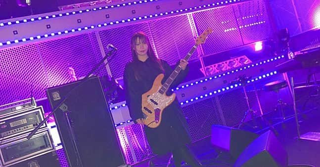 AKARIのインスタグラム：「😏👊 . . . . #dailylook #fashion #ootd #music #musician #bass #bassguitar #acdc  #bassist #japanesegirl #japan #follow #pink #koreanfashion #bassgram #groove #slapbass #basssolo #YouTube #youtuber #bass #ベース #ベース女子 #red #akaちゃんねる　#bassgirls #ベース弾いてみた」