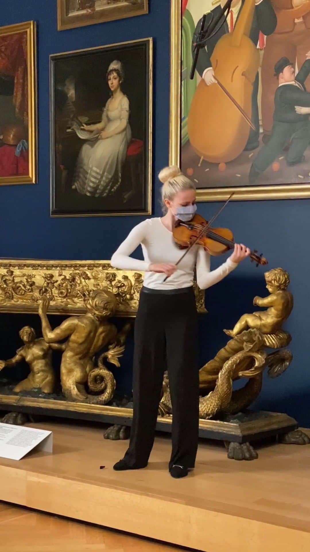 のインスタグラム：「Enjoy a special treat on #WorldViolinDay.🎻🎶  Mariella Haubs (@mariellartist) performs the "Presto" from Bach's Sonata No. 1 in G minor from The Met's Musical Instruments galleries.   For anyone who's ever wondered if the instruments in our galleries get played—look closely. Mariella performs on "The Antonius" violin. Crafted by Antonio Stradivari in 1711, this beloved masterpiece came to the Museum in the spring of 1934 along with another violin by Stradivari, "The Francesca."  Learn more about this violin at the link in bio. #MetMusic #MuseumViolins」