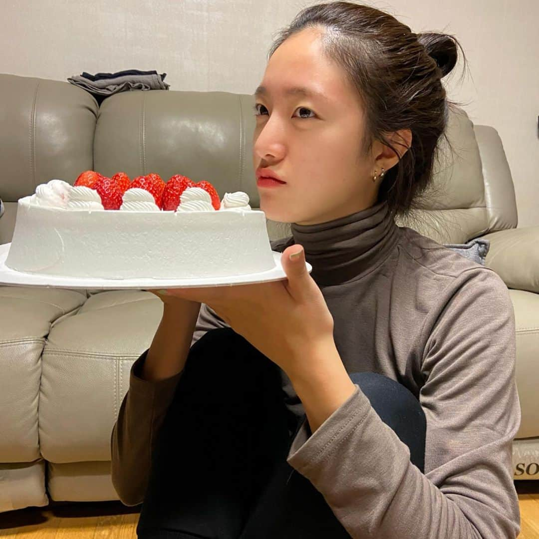 イ・ハウンさんのインスタグラム写真 - (イ・ハウンInstagram)「축하해 주신 분들 모두 감사해요 정말로🤍 생일날 선물같은 첫눈❄️내렸다 히」12月13日 23時55分 - lhaeun96