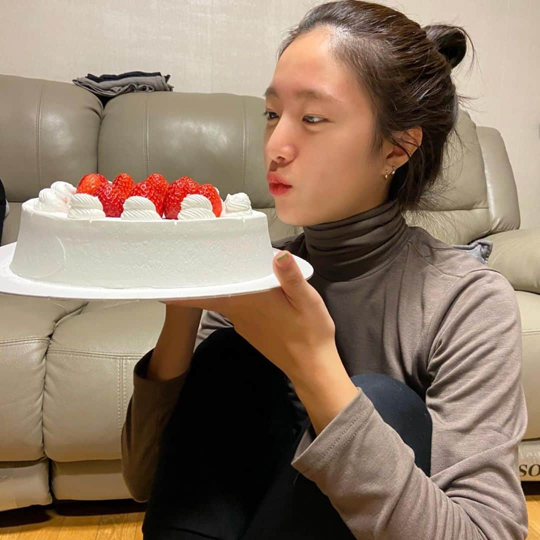 イ・ハウンのインスタグラム：「축하해 주신 분들 모두 감사해요 정말로🤍 생일날 선물같은 첫눈❄️내렸다 히」