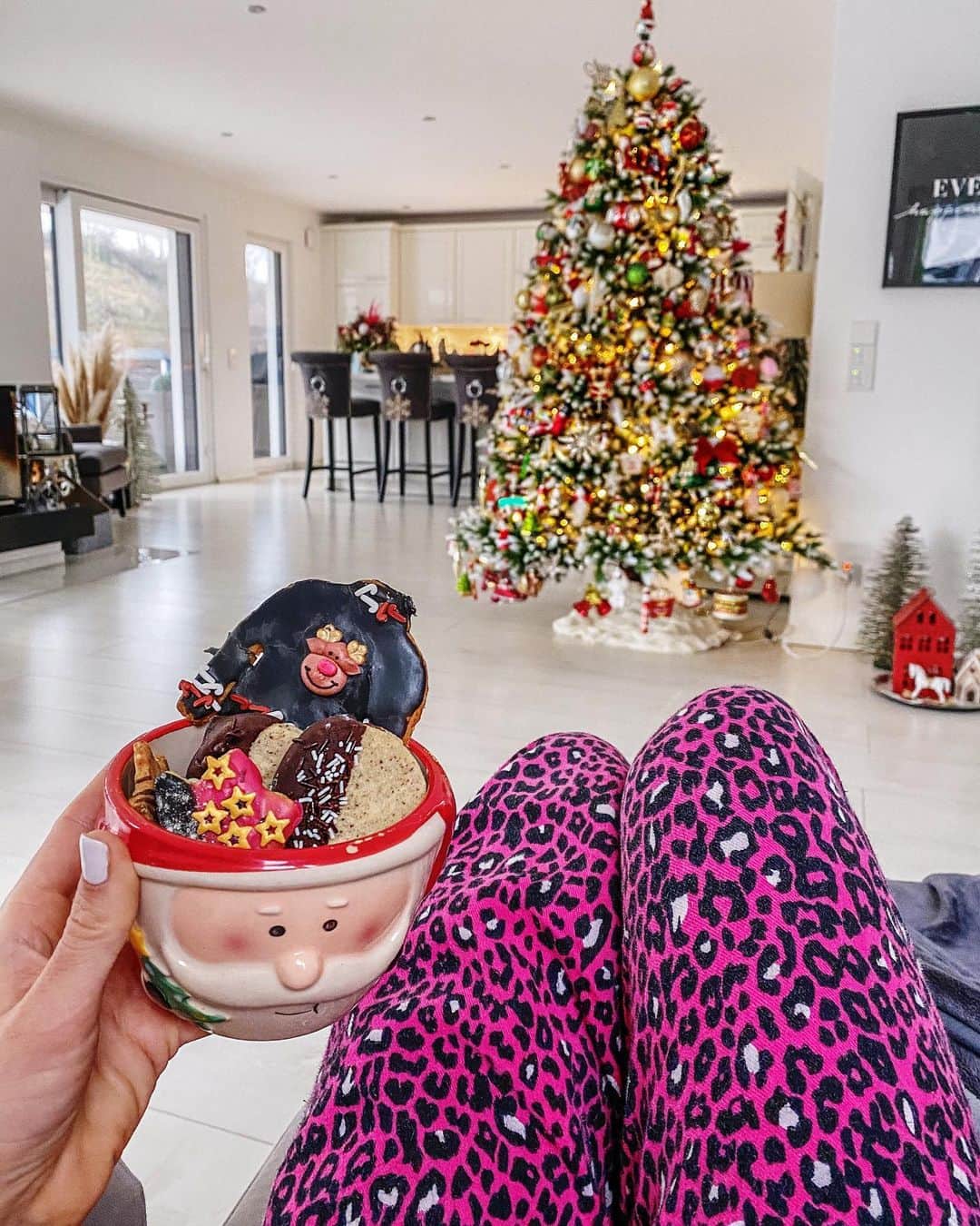 Anniのインスタグラム：「„What is Christmas? It is tenderness for the past, courage for the present, hope for the future.“ // 🎄✨🎅🏻 ich glaube es ist an der Zeit für das alljährliche Bild mit meinem geliebten Weihnachtsbaum 🎄& den selbstgebackenen Plätzchen 🍪❤️ [ich hoffe ihr könnt die Weihnachtszeit trotz allem ein klein wenig genießen und ich wünsche euch nichts außer Gesundheit ❤️🙏🏻 denkt dran: wir sitzen alle im gleichen Boot und schaffen alles zusammen 💪🏻] #bleibtgesund & #bleibtstark  ——————————————————————————— • • • •  #blogger #inspiration #americanstyle #fashionblogger #fashionblogger_de #blogger #inspo #girl #me #tumblr #pinterest #weihnachten #xmas #christmas #xmasdecor #2020 #qualitytime」