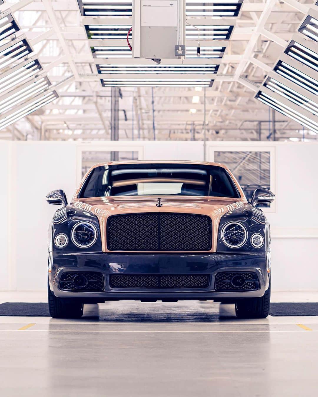 ベントレーさんのインスタグラム写真 - (ベントレーInstagram)「Every single detail deserving of the spotlight. The #Mulsanne. _ #Bentley Mulsanne WLTP drive cycle: combined fuel consumption: 17.4 mpg (16.2 l/100 km), combined CO₂: 365 g/km」12月13日 23時56分 - bentleymotors