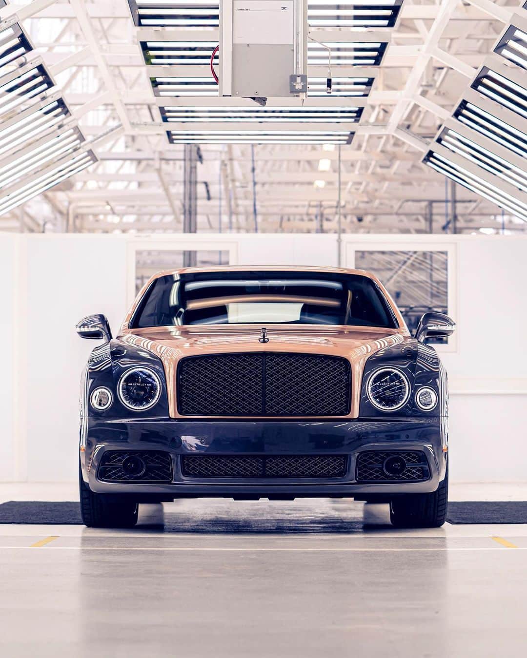 のインスタグラム：「Every single detail deserving of the spotlight. The #Mulsanne. _ #Bentley Mulsanne WLTP drive cycle: combined fuel consumption: 17.4 mpg (16.2 l/100 km), combined CO₂: 365 g/km」