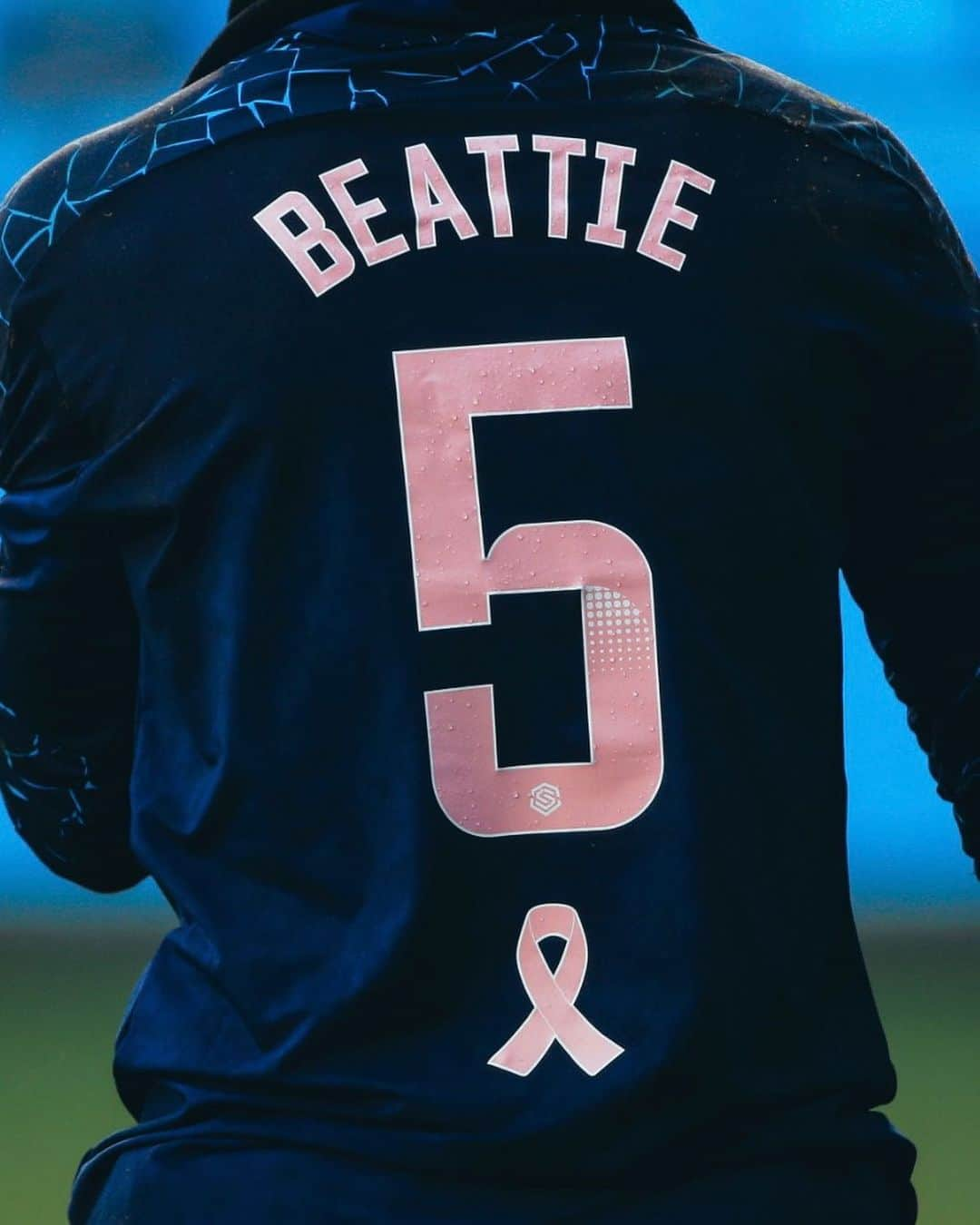 PUMA Footballさんのインスタグラム写真 - (PUMA FootballInstagram)「BEATTIE 5 💗 Both teams warmed up in tops supporting @jbeattie91, who bravely shared the news she has breast cancer and is still playing today! We are with you every step of the way Jen. 💗」12月14日 0時08分 - pumafootball