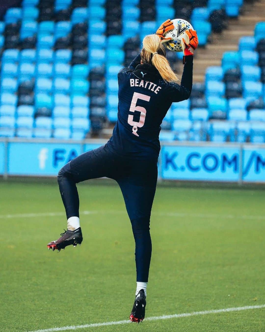 PUMA Footballさんのインスタグラム写真 - (PUMA FootballInstagram)「BEATTIE 5 💗 Both teams warmed up in tops supporting @jbeattie91, who bravely shared the news she has breast cancer and is still playing today! We are with you every step of the way Jen. 💗」12月14日 0時08分 - pumafootball