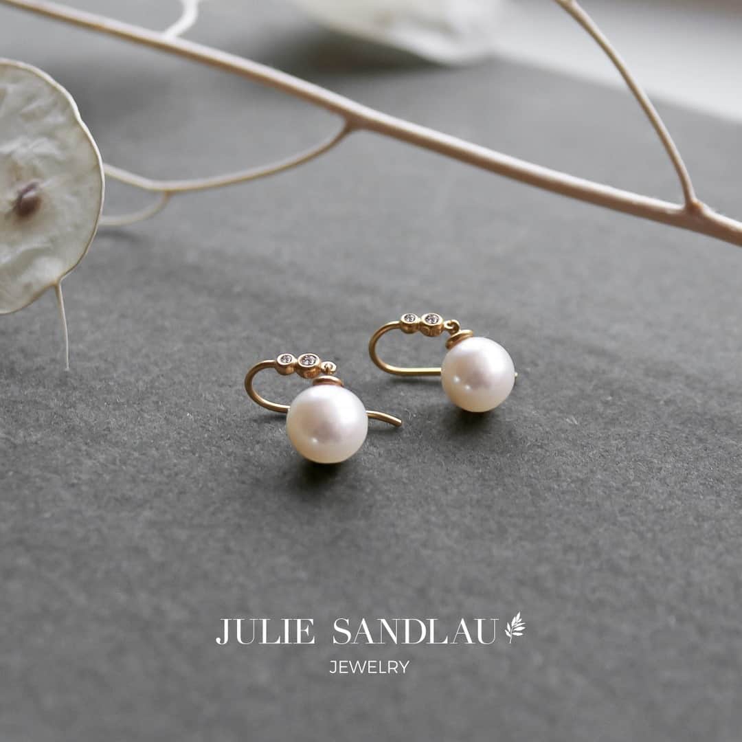 ジュリーサンドラゥさんのインスタグラム写真 - (ジュリーサンドラゥInstagram)「Pearls are always appropriate 🐚⠀⠀⠀⠀⠀⠀⠀⠀⠀ ⠀⠀⠀⠀⠀⠀⠀⠀⠀ ⠀⠀⠀⠀⠀⠀⠀⠀⠀ #juliesandlau #juliesandlaujewelry #jewelry #pearls #earrings #gold #freshwater #styling #conscious #collection #new」12月14日 0時01分 - juliesandlau