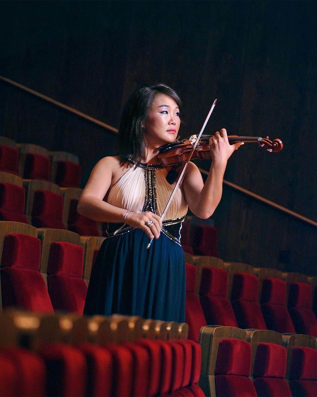 Porscheさんのインスタグラム写真 - (PorscheInstagram)「Music can be found in every corner of Leipzig, especially if that corner happens to have the Gewandhausorchester in it. Meet Yun-Jin Cho - the brilliant violinist for the renowned orchestra - as she directs the new Panamera in the latest Christophorus Magazine. Link in bio. __ Panamera 4S E-Hybrid: Fuel consumption combined: 2,2 - 2,0 l/100 km; Electricity consumption combined: 18,1 - 17,4 kWh/100 km; CO2 emissions combined: 51 - 47 g/km I https://porsche.click/DAT-Leitfaden I Status: 12/2020」12月14日 0時01分 - porsche