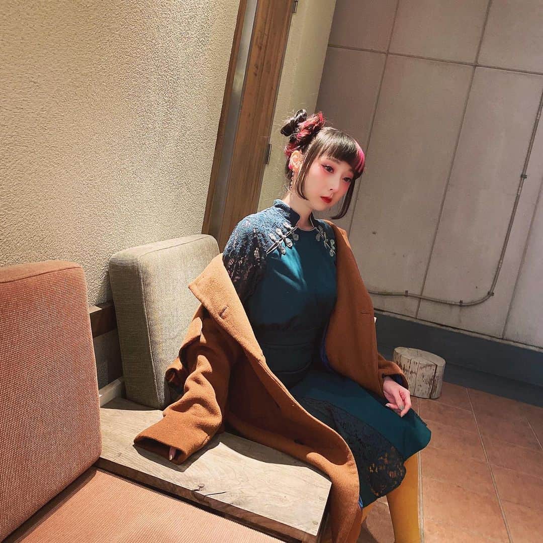 RinRinさんのインスタグラム写真 - (RinRinInstagram)「ビンテージなチャイナ風スタイル❤️ この前モデル仕事で#pameopose 着てた♪すごくおしゃれ！ Vintage Chinese dress style ❤️ modeling #pameopose (📸 by @melon_yooyo ) . . #rinrindoll #japan #tokyo #harajuku #japanesefashion #tokyofashion #harajukufashion #東京 #コーデ #今日のコーデ #チャイナ風 #ビンテージ風 #冬コーデ #winterstyle #winterootd #ootd #chinastyle #chinesestyle」12月14日 0時02分 - rinrindoll