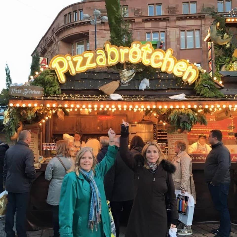 リー・トンプソンさんのインスタグラム写真 - (リー・トンプソンInstagram)「Happy early birthday to my beautiful sister @shannon.bzb #tbt to our trip to Germany. We had so much fun with the spirited comic con folks and the Christmas market. Shannon you are my hero. Creative, loving, smart, curious,  and a great artist, garden curator, mother, wife and sister. #sisters❤️」12月14日 0時02分 - lea_thompson