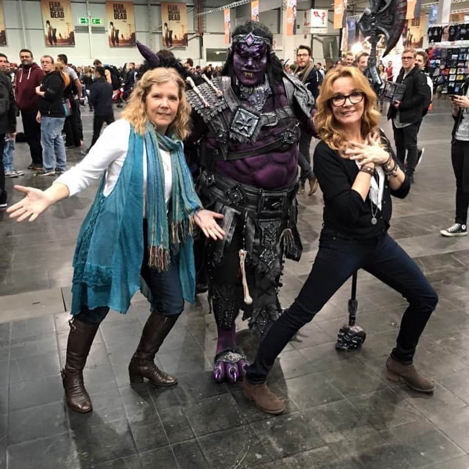 リー・トンプソンのインスタグラム：「Happy early birthday to my beautiful sister @shannon.bzb #tbt to our trip to Germany. We had so much fun with the spirited comic con folks and the Christmas market. Shannon you are my hero. Creative, loving, smart, curious,  and a great artist, garden curator, mother, wife and sister. #sisters❤️」