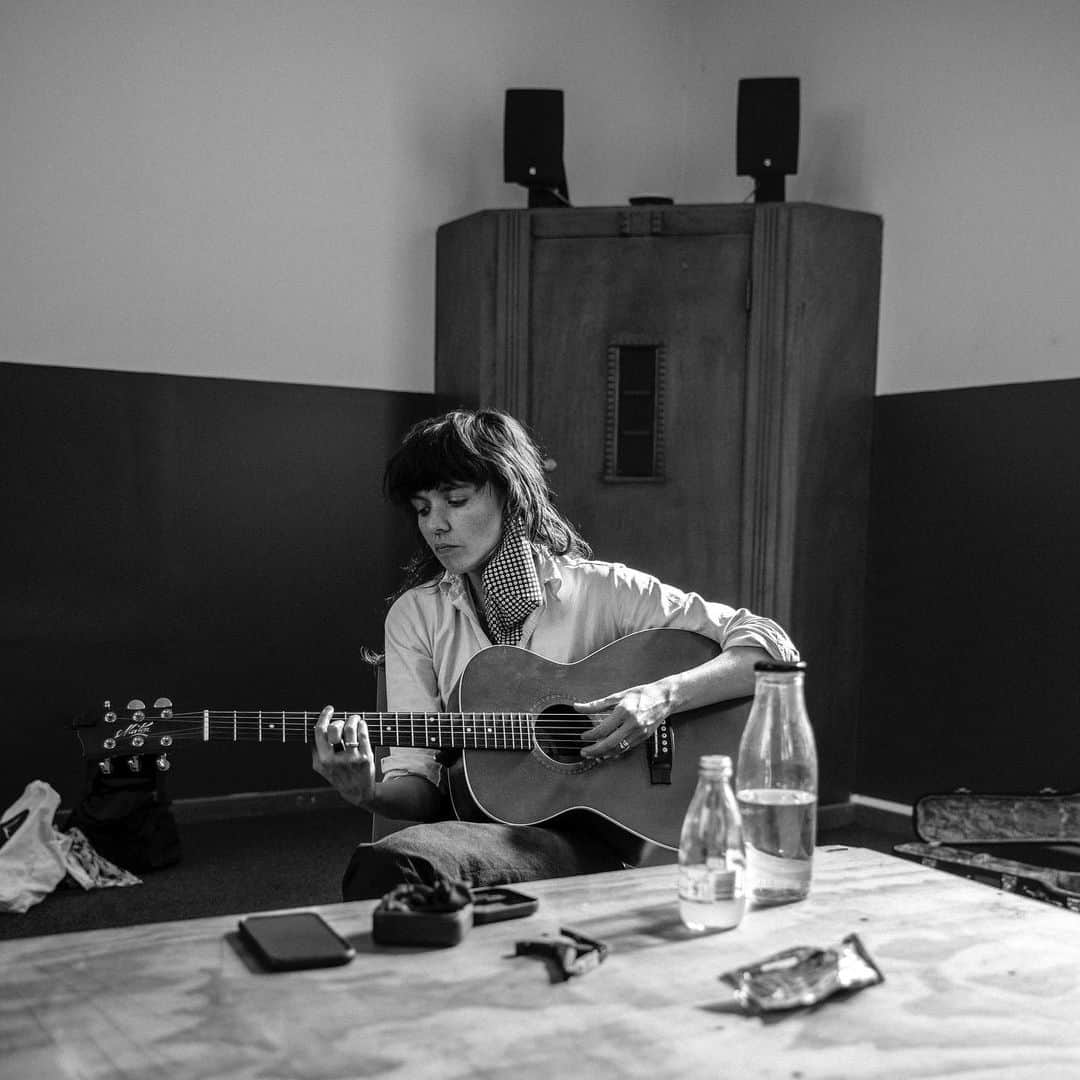 コートニー・バーネットのインスタグラム：「4 more days til our livestream💕💕 Ticket link in bio. Photo by @marcelle_bradbeer」