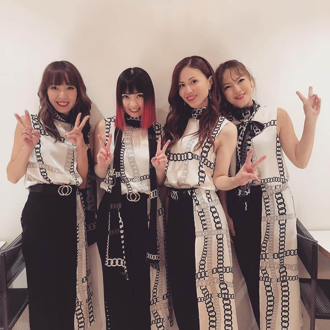 max―Reinaさんのインスタグラム写真 - (max―ReinaInstagram)「【INFINITY LIVE2020】🎤﻿ ご視聴いただき有難うございました🤗✨﻿ ﻿ 今年の歌い納め、踊り納め、皆様と一緒に過ごせた事に感謝です😁💕﻿ ﻿ 皆さまの声はちゃんと届きましたよ〜👍☘️﻿ ﻿ 会場でもスタッフの皆さまが一緒に踊ってくれたり、歌って下さる姿を見て本当に嬉しかったです☺️✨﻿ ﻿ 本当に有難うございました〜🙇🏼‍♀️﻿ ﻿ 残り少ない2020😉﻿ ﻿ 楽しみましょうね〜🕺🕺🕺🕺﻿ ﻿ さぁ、明日❓今日のスタートも頑張りましょう〜😁‼️﻿ ﻿ #INFINITY LIVE﻿ #歌い納め﻿ #踊り納め﻿ #max﻿ #ありがとう﻿ #楽しかったよ﻿ #明日もがんばろうね」12月14日 0時07分 - reina017max