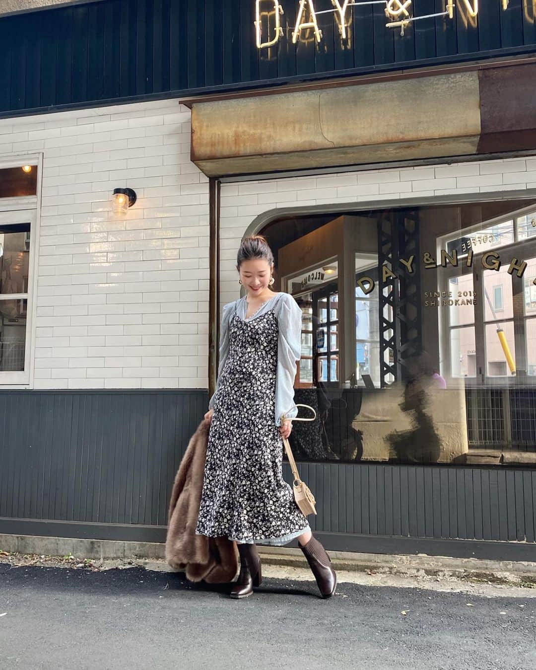 のインスタグラム：「こないだの撮影の日の私服コーデ♡﻿ ﻿ みんなでランチに行ったついでに﻿ コーデ撮って貰った〜😊﻿ ﻿ ブルーのシフォンワンピースと﻿ 黒の小花のキャミワンピースが﻿ レイヤードになってるワンピース✊✨﻿ ﻿ どっちを上に着て重ねても着られて﻿ バラバラにも着られるから﻿ ﻿ これ1つでコーデのバリエーション﻿ めっちゃ広がるよ〜〜🥰﻿ ﻿ オススメです♡﻿ —————————————————﻿ コーデ詳細は @mercuryduo_chizuru ﻿ TOPのURLからチェックしてね✔」