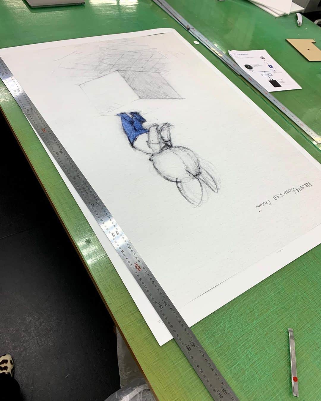 あだちなみのインスタグラム：「大学の作業机を借りて作業。 紙を切るだけなのに、 なんか身体の奥から指先まで、 生きかえる感覚がほんとにあった。 随分長い間私の中から消えていた大事な感覚。  #あだちなみ」