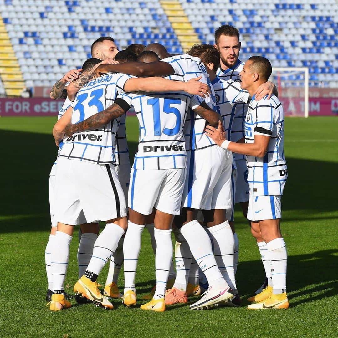 マッテオ・ダルミアンのインスタグラム：「Together!! +3 🙌 ⚫🔵 @Inter  #CagliariInter #ForzaInter #SerieA」