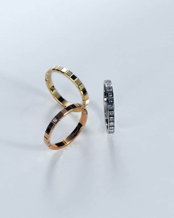 のインスタグラム：「Worn solo or stacked up, the #ChopardIceCube melody is yours to compose between white, rose or yellow gold declined in bare cubes or clouded with scintillating diamonds. #ChopardGift」
