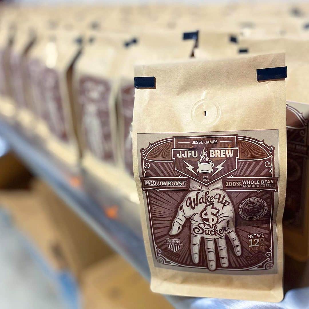 ウエストコーストチョッパーズのインスタグラム：「.......  ***SOLD OUT***SOLD OUT***  Looking for an amazing last minute Christmas gift? ☕️☕️☕️  Now you can have the exact same Custom made coffee I drink every day.  💥New @jjfubrew 💥  Ethically sourced Arabica coffee from Latin America and Africa.  Roasted Locally and I mean really local! Literally on our road!  Limited Supply Order Now before it’s gone gone!   Link in my BIO ——>」