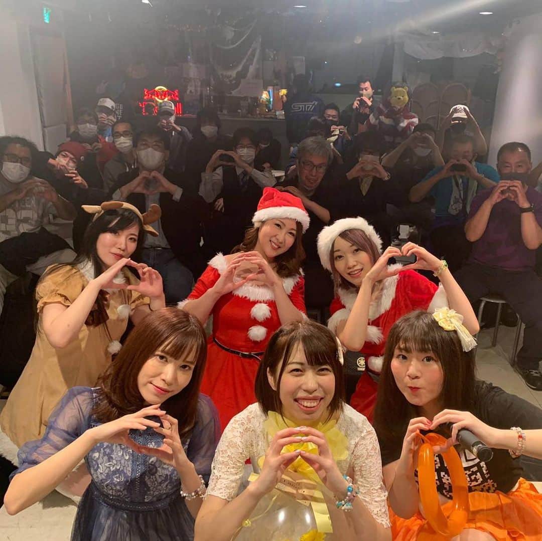 春野ゆりかのインスタグラム：「#あずましふみか生誕祭　無事に終了しました💕 会場に来てくださったみなさん、ツイキャスで配信を見てくれた皆さんありがとうございました❤️  #あずましふみか　ちゃんのイントネーション崩壊の青森訛りの喋り方や人柄で、終始ほっこりした会場の雰囲気だったかな❤️ ふみたほらしい素敵な生誕祭になってよかった💕本当におめでとう㊗️✨  サンタコスで、今の季節にぴったりな　#僕らの制服クリスマス　をゆあすたの3人でやっちゃいました❣️ めいめいも私もパフォーマンス中に帽子が吹っ飛んでいきました笑  #市井紗耶香アイドルオーディション　のセミファイナルでゆあすた全員がファイナルに進んだ思い出の曲✨ こういう形で皆さんの前でまた披露できて嬉しかった❣️  そして私の枠では、大好きなリトルマーメイドのpart of your world Songs for a new world よりクリスマスララバイをお届けしました❤️  それと、人生初のチェキ❣️ これにサインして物販にするなんて、そんなこと初めてすぎてかなり挙動不審でした笑 みんな慣れてて勉強になった🤣！  #葉月めい　ちゃんのファンの方がたくさん絡んでくれてとってもリラックスできた✨  そして共演した #白藤有莉　ちゃんが私のチェキを買ってくれて😂そんな優しさってある？？ 女の子がチェキ買ってくれて嬉しかったし本当にみんな優しい🥺❤️  いろいろ悩んだり落ち込んだこともあったけど、ひょんなことがきっかけで参加してみたオーディション。 でもこのオーディション参加したおかげでいろんなことを学べたり、気付かせられたり、たくさんの素敵な人と出会えたり、私にとって充実した一年でした＾＾✨  迷った時こそ、一歩前に❣️ った昔ミュージカルアカデミーの時にとある先生が言ってたんだけど、本当にそうだなって感じました💕  こんな時期に素敵な経験をさせてくれてありがとうございました❤️  早くみんなで当たり前だと思ってた普通の日常を取り戻せるといいね❣️ 当たり前ってないんだね＾＾ 今目の前にある当たり前に日々感謝して生きよう💕  本当にありがとうございました😍」