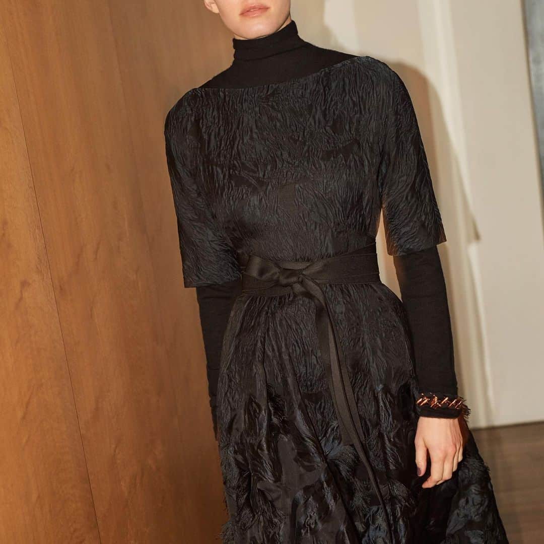 アマンダ ウェイクリーのインスタグラム：「The ultimate investment dress in indulgent fringed jacquard... layer it up with a skinny cashmere for a perfectly polished day look    #statementdress #cocktaildress #festivestyle #cashmere #aw20  Photographer: @janlehner  Styling: @cathykasterine  Hair: @neilmoodie  Make up: @zoetaylormakeup」