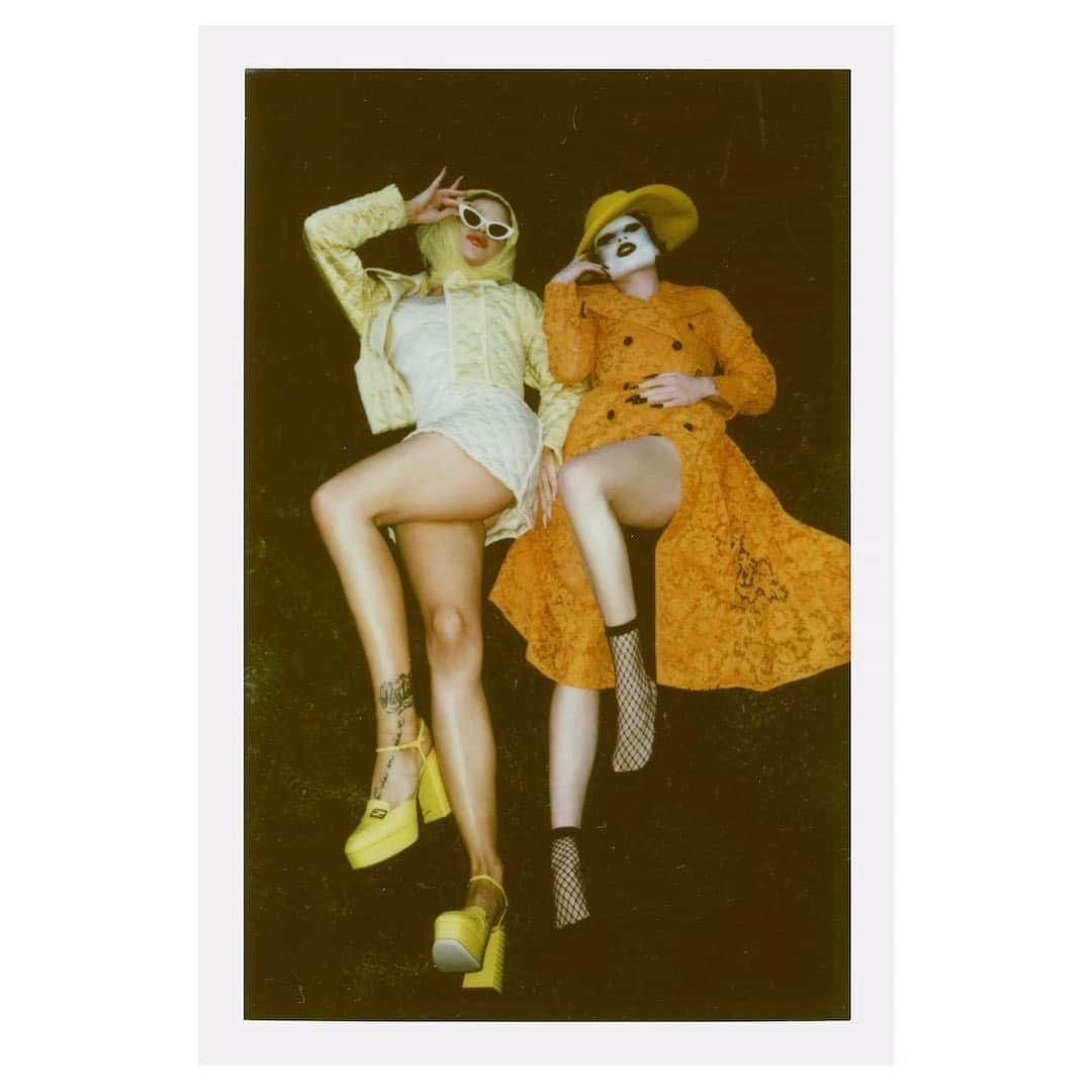 のインスタグラム：「🍌🛎📒⚠️💛💰⚱️🌼🐥🍯🌞🔥🏵🎫 @gottmilk wearing a #piersatkinson #fedora (via @theresidencyexperience, LA) with #gigigorgeous and photographed #behindthescenes by the megatalent of @franzszony 😘 #gigigorgeous says: “The news is finally out🏁 My trans brother and best friend @gottmik is on season 13 of Drag Race😭🖤 I’m so fucking happy and PROUD! I’M A MIKKIE BABY!🏳️‍⚧️ #TEAMGOTTMIK” @franzszony says: “Congrats dear #gottmik, so excited for you! #polaroid outtake with #gigigorgeous”」