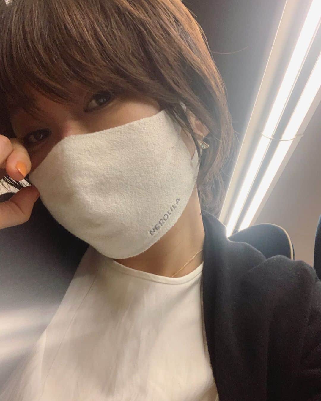風間ゆみえのインスタグラム：「ネロリラのシルクマスク @nerolilabotanica_official   私は真珠色🤍 @kazukovalentine が言ってた、中の銅が編み込まれた生地が入っていることで、呼吸すればするほど"除菌"って素晴らしい！  着け心地も良き。  肌にも優し。  今日の旅はネロリラシルクマスクをおともに😷✨」