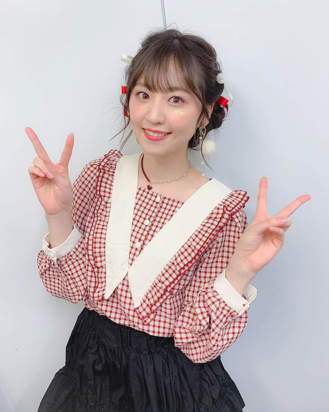 船岡咲のインスタグラム：「・﻿ ・﻿ ○﻿ ﻿ ﻿ ﻿ 4月に開催する予定だった生誕祭が﻿ 8ヶ月遅れで開催されました。﻿ ﻿ 【8ヶ月遅れのメリー生誕クリスマス祭】﻿ ﻿ ﻿ ﻿ 年内に開催できるように動いてくれた﻿ スタッフさん・マネージャーさんに感謝です。﻿ ﻿ ﻿ 今日は沢山の方が会いに来てくれて﻿ たくさん笑ってくれて、たくさん﻿ 笑顔をもらいました。﻿ ﻿ ﻿ 本当に嬉しくて優しくて幸せな時間でした。﻿ ﻿ ﻿ ﻿ ﻿ 船岡の今日のスタイリングは﻿ "クリスマスプレゼント"を﻿ イメージしました🎁🎀﻿ ﻿ ﻿ ありきたりなサンタさんじゃなくて﻿ 今年はプレゼントになりたかったのです♥︎﻿ ﻿ ﻿ リボンとキラキラで再現してくれた﻿ メイクの青ちゃんに感謝♥︎﻿ ﻿ ﻿ ﻿ またすぐ誕生日来るけど、、、﻿ 最高の思い出をありがとう♥️﻿ ﻿ ﻿ ﻿ ﻿ ﻿ #バースデー﻿ #生誕祭﻿ #クリスマス﻿ #パーティー﻿ #ヘアメイク﻿ #スタイリング﻿ #キラキラ﻿ #リボン﻿ #ケーキ」