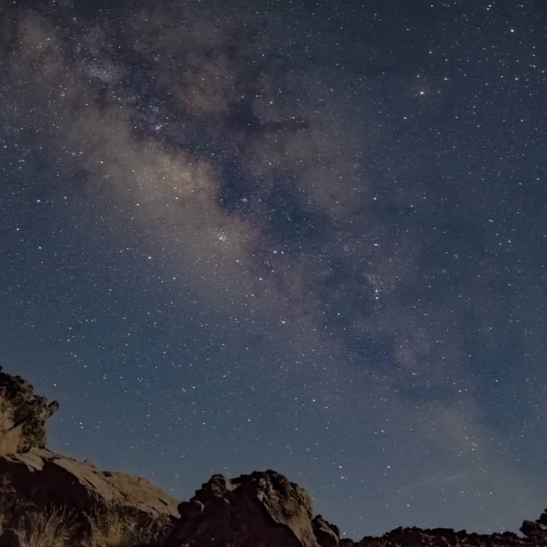 アメリカ内務省さんのインスタグラム写真 - (アメリカ内務省Instagram)「Where will you be tonight? As a planet, we'll be smack dab in the middle of a dust cloud. Will you step outside and see if you can spot a meteor or two? Due to the new moon, skies will be especially dark, perfect for watching the #Geminid meteor shower! No matter where you live on the globe, you could see upwards of 50 shooting stars in an hour. Night sky photo of #Haleakalā  with the Milky Way over volcanic rock by Nick Manwill (www.sharetheexperience.org). #usinterior #nightsky #Geminidmeteorshower #meteorshower」12月14日 0時43分 - usinterior