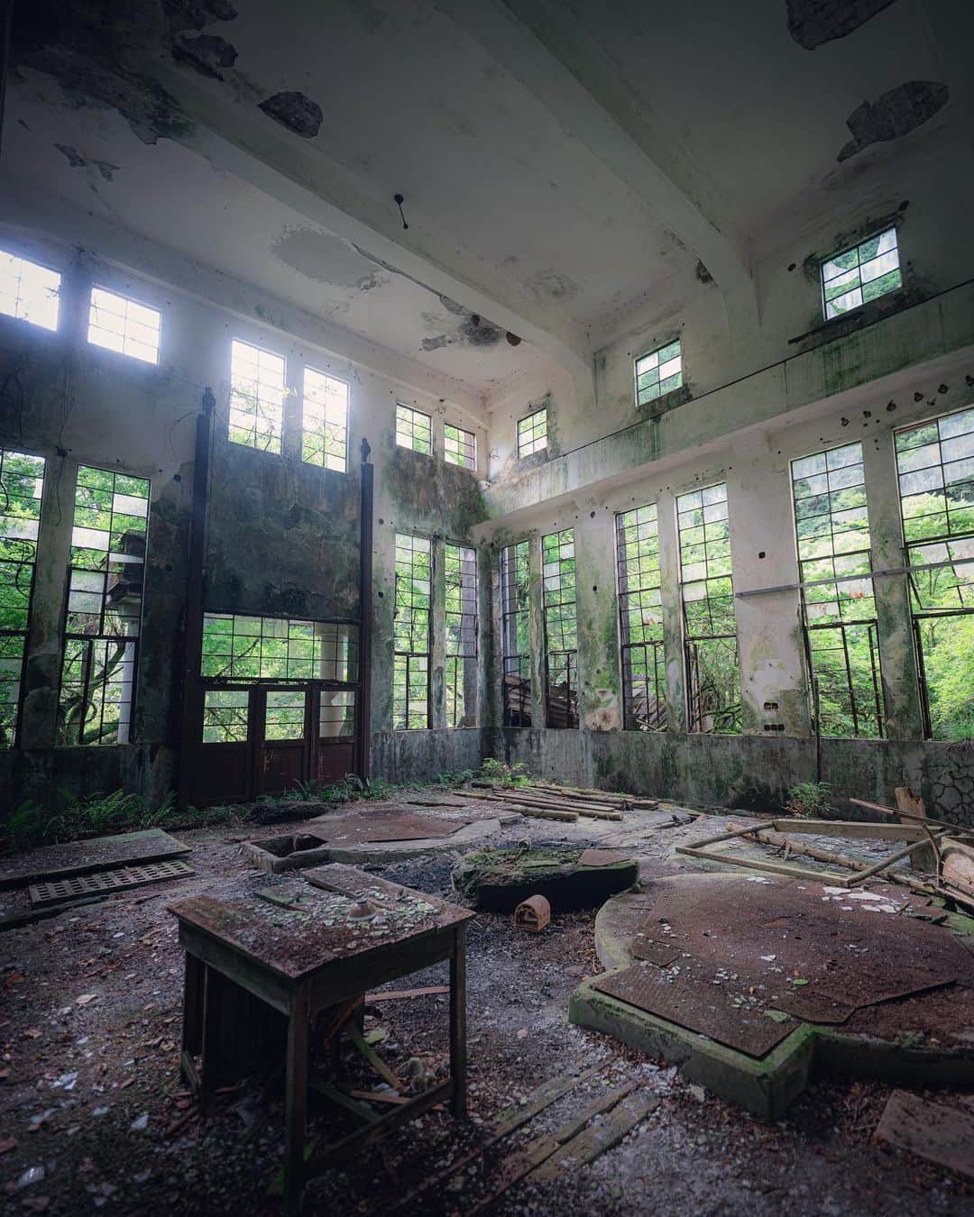 啝 （わ）のインスタグラム：「Abandoned hydroelectric plant 𓆲 𓆲 𓆲 #abandonedafterdark #urbex_supreme #desertedplaces #abandon_seekers_ #urbex_regards #welcometwoneverland #kings_abandoned #abandonedcentral #the_urbex_institute #renegade_abandoned #rsa_preciousjunk #glitz_n_grime #gotrespassing #savethedecay #bandorebelz #abandoned_addiction #abandoned #urbex #global_urbex #urbex_utopia #abandonig #allabandoned #urbex_kings #sombrexplore #grime_lords #urbxtreme #all_is_abandoned #discarded_butnot_forgotten #廃墟 #made_in_decay」