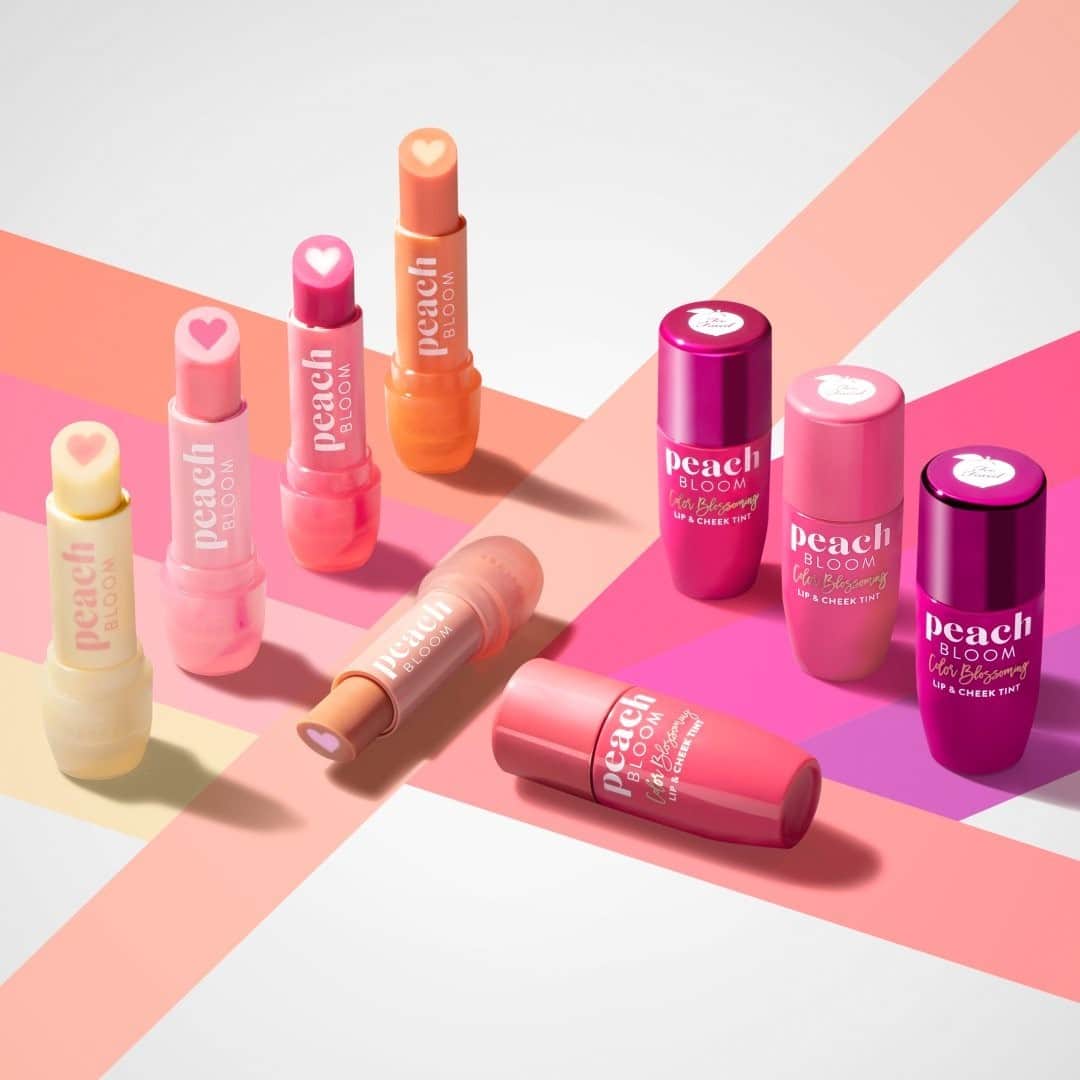 のインスタグラム：「Peach your heart out, babe! 🍑 We just launched our NEW ultra-nourishing, buttery Peach Bloom Lip Balm & color adapting, lighter-than-air Peach Bloom Lip & Cheek Tint that blossom in color to your unique body chemistry! 😍 They come in juicy candy colors, are so easy to use, and they give you a gorgeous, luminous glow. 💖」