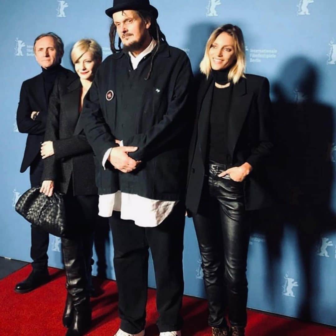 アニヤ・ルービックのインスタグラム：「( ENG below) GRATULACJE!!!! Złoty lew za najlepszy film  Mariusza Wilczyńskiego @mariuszwilczynskianimation „Zabij to i wyjedź z tego miasta”  Bardzo Ci dziękuję, że 8 lat temu zaprosiłeś mnie do wzięcia udziału w tak odważnym, pięknym i wzruszającym projekcie. Czuję się zaszczycona, że jestem drobną jego częścią. Film powstawał przez 14 lat i jest dziełem sztuki! Koniecznie obejrzycie!  Gratulacje również dla @agnieszkascibior i Ewy Puszyńskiej.  (ENG)  Congratulations !!! A Golden Lion for the best film by Mariusz Wilczyński "Kill it and leave this town" Thank you so much for inviting me to take part  in such a brave , beautiful and touching film.  I feel so honored to be a part of it.  The film was in the making for 14 years! Everyone needs to watch this master piece!」