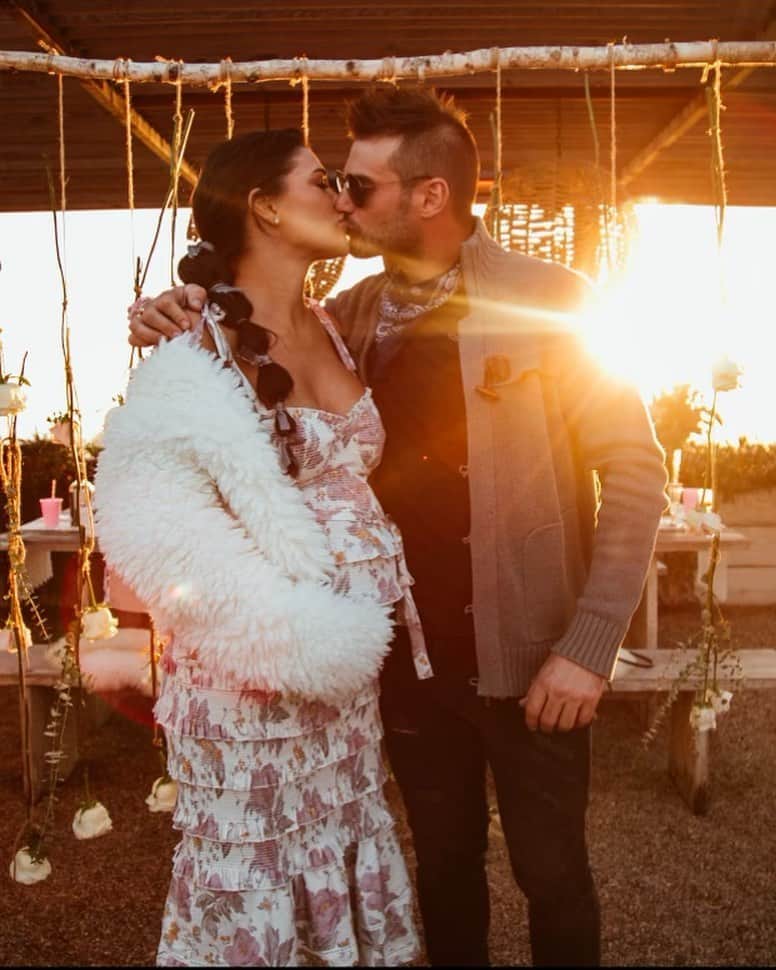 ジェシカ・ゾアのインスタグラム：「The ultimate gift: Love :)  You make our world brighter than I could have ever imagined! Thank you, baby ❤️」