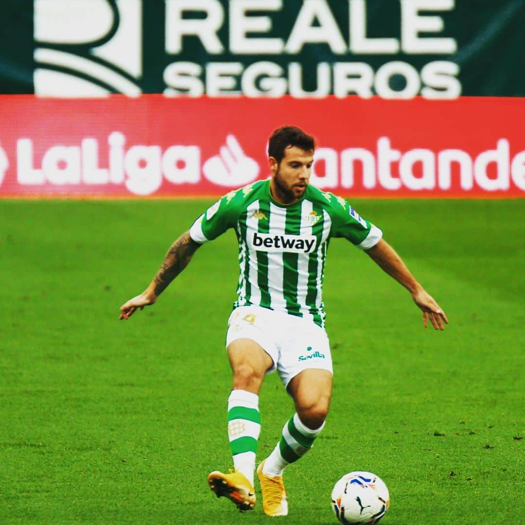 レアル・ベティスさんのインスタグラム写真 - (レアル・ベティスInstagram)「⏱⚽️ 30' 💚⚪ #RealBetisVillarreal 0-1 🟡🔵  #DíaDeBetis」12月14日 0時48分 - realbetisbalompie