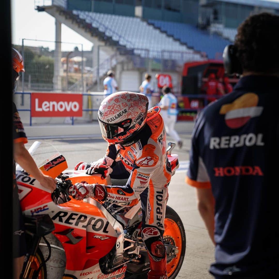レプソル・ホンダのインスタグラム：「Marc returns home ⠀⠀⠀⠀⠀⠀⠀⠀⠀ Marc Marquez’s progress after the surgery performed on December 3 and the start of antibiotic therapy has been deemed satisfactory by his medical team. Today he has been discharged from the Hospital Ruber Internacional to continue his recovery at home, where he will continue with the specific antibiotic treatment.」