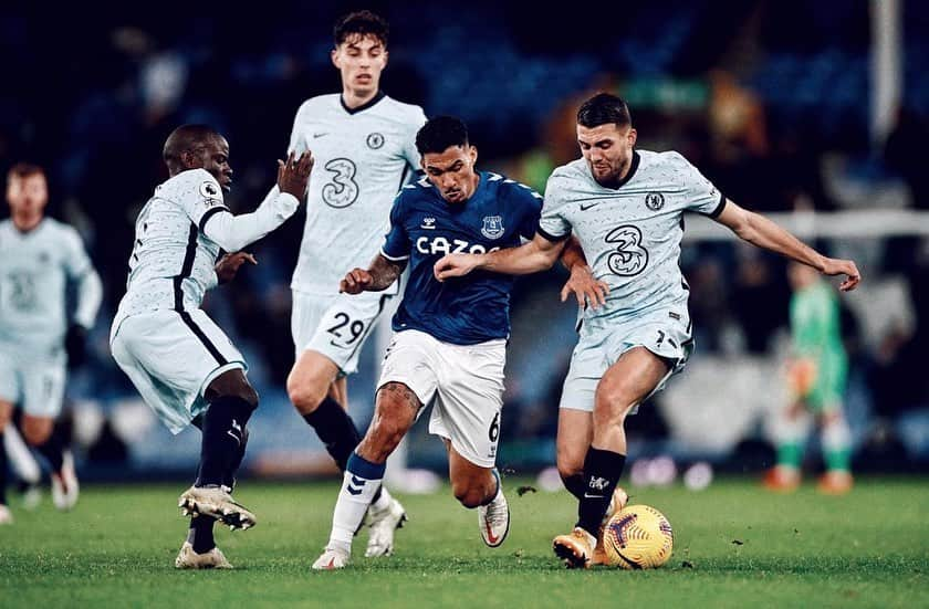 アラン・マルケス・ロウレイロのインスタグラム：「Big win celebrated with the return of our fans 👊🏽💪🏽💙 #EFC #Toffees」