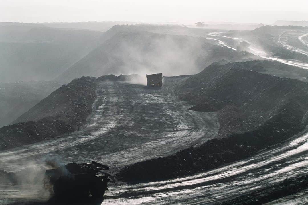 Michael Yamashitaさんのインスタグラム写真 - (Michael YamashitaInstagram)「Shanxi Province Coal Mine - located in northern China, is the second largest coal-producing region in China second only to Inner Mongolia. And China itself is the world's largest consumer of coal, with just over half of the world's consumption. Such dependence on coal has also meant serious pollution and environmental challenges. But in September, President Xi Jin Ping announced that China would be carbon neutral by 2060. To reach this ambitious goal, smaller mines are being shut down and others are being consolidated into fewer but larger power companies, all with an eye to help shift the nation to use of wind and solar-powered electricity. China’s new climate pledges represent an exciting morale boost at a time when the impacts of climate change have never been clearer. Now the world is watching to see how the country will turn these pledges into action. #coal #shanxi #coalmine #pollution #airpollution #environment #environmentallyconscious #environmentalawareness #cleanair #climatechange」12月14日 0時51分 - yamashitaphoto