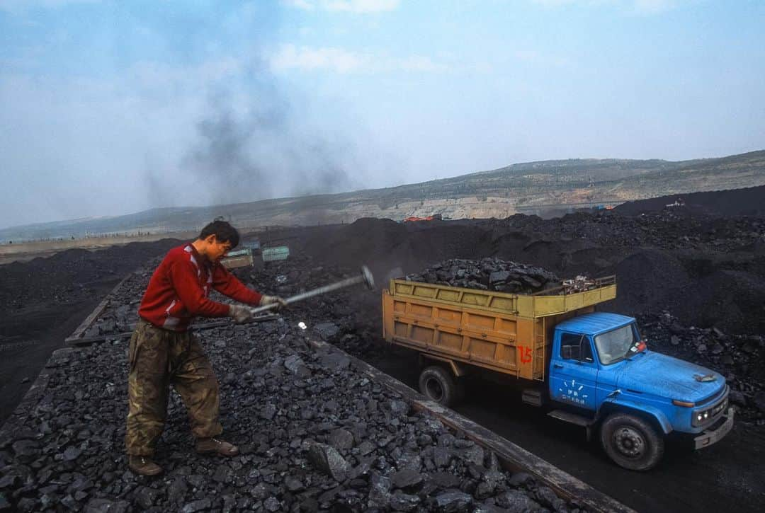 Michael Yamashitaさんのインスタグラム写真 - (Michael YamashitaInstagram)「Shanxi Province Coal Mine - located in northern China, is the second largest coal-producing region in China second only to Inner Mongolia. And China itself is the world's largest consumer of coal, with just over half of the world's consumption. Such dependence on coal has also meant serious pollution and environmental challenges. But in September, President Xi Jin Ping announced that China would be carbon neutral by 2060. To reach this ambitious goal, smaller mines are being shut down and others are being consolidated into fewer but larger power companies, all with an eye to help shift the nation to use of wind and solar-powered electricity. China’s new climate pledges represent an exciting morale boost at a time when the impacts of climate change have never been clearer. Now the world is watching to see how the country will turn these pledges into action. #coal #shanxi #coalmine #pollution #airpollution #environment #environmentallyconscious #environmentalawareness #cleanair #climatechange」12月14日 0時51分 - yamashitaphoto