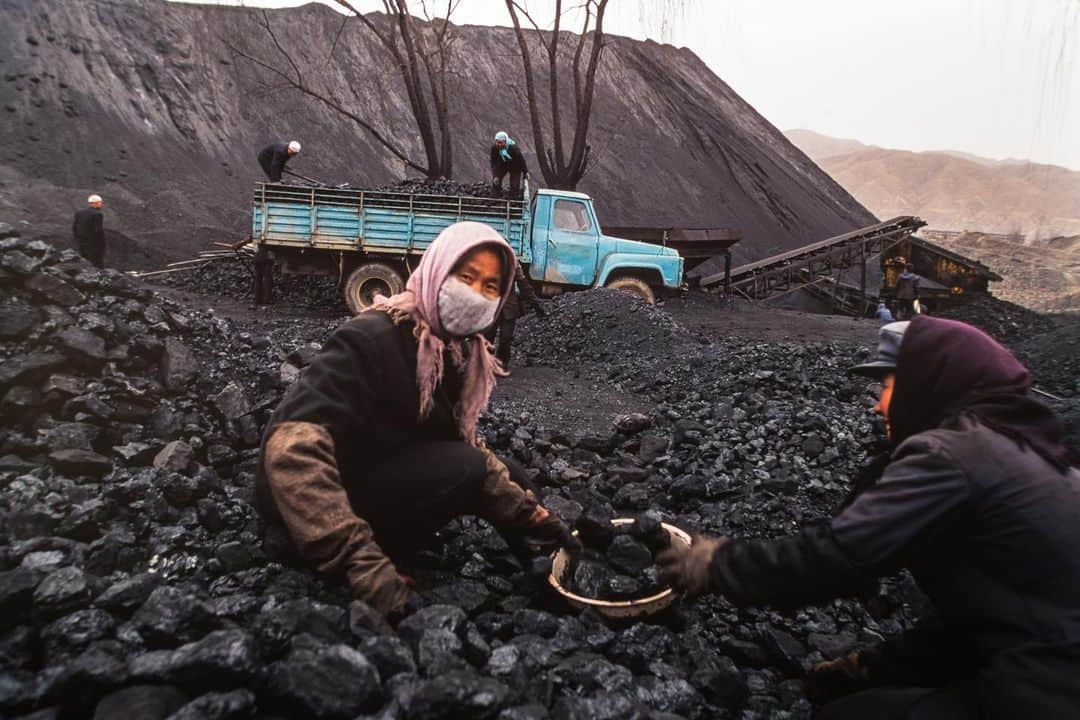 Michael Yamashitaさんのインスタグラム写真 - (Michael YamashitaInstagram)「Shanxi Province Coal Mine - located in northern China, is the second largest coal-producing region in China second only to Inner Mongolia. And China itself is the world's largest consumer of coal, with just over half of the world's consumption. Such dependence on coal has also meant serious pollution and environmental challenges. But in September, President Xi Jin Ping announced that China would be carbon neutral by 2060. To reach this ambitious goal, smaller mines are being shut down and others are being consolidated into fewer but larger power companies, all with an eye to help shift the nation to use of wind and solar-powered electricity. China’s new climate pledges represent an exciting morale boost at a time when the impacts of climate change have never been clearer. Now the world is watching to see how the country will turn these pledges into action. #coal #shanxi #coalmine #pollution #airpollution #environment #environmentallyconscious #environmentalawareness #cleanair #climatechange」12月14日 0時51分 - yamashitaphoto