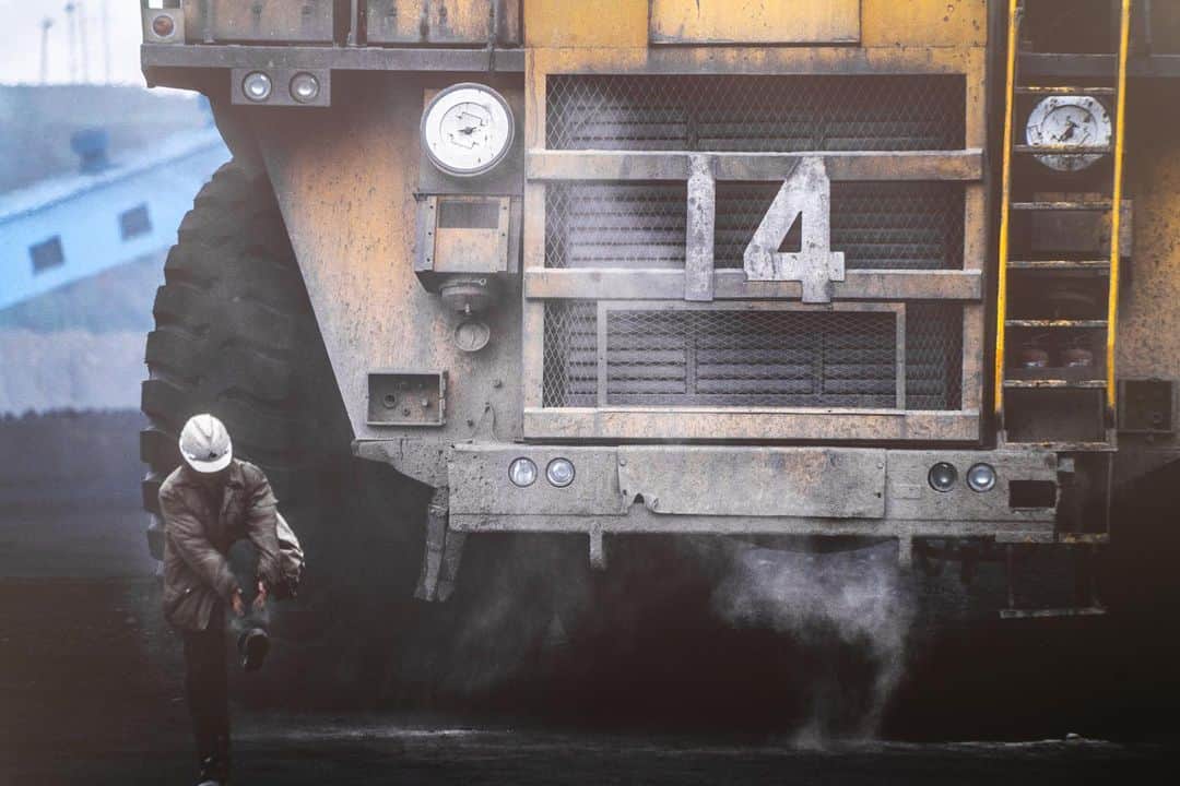 Michael Yamashitaのインスタグラム：「Shanxi Province Coal Mine - located in northern China, is the second largest coal-producing region in China second only to Inner Mongolia. And China itself is the world's largest consumer of coal, with just over half of the world's consumption. Such dependence on coal has also meant serious pollution and environmental challenges. But in September, President Xi Jin Ping announced that China would be carbon neutral by 2060. To reach this ambitious goal, smaller mines are being shut down and others are being consolidated into fewer but larger power companies, all with an eye to help shift the nation to use of wind and solar-powered electricity. China’s new climate pledges represent an exciting morale boost at a time when the impacts of climate change have never been clearer. Now the world is watching to see how the country will turn these pledges into action. #coal #shanxi #coalmine #pollution #airpollution #environment #environmentallyconscious #environmentalawareness #cleanair #climatechange」