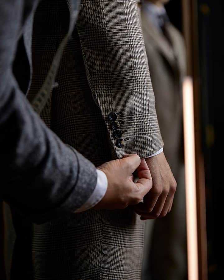 ギーブス&ホークスのインスタグラム：「Gieves & Hawkes Made-to-Measure Service Last but by no means least is to choose the details that makes the suit truly personal to you. Options include lapel style and width; lining colour; belt loops, side adjusters or brace buttons; trouser turn-ups (cuffs) or a plain finish; type of pockets; ticket pocket or none; button style and many more. . 6 – 8 weeks later your suit will arrive back at our store when you will be contacted to come in for the fitting. The consultant will ask you to try on the suit and make any necessary adjustments to ensure the suit fits perfectly. Our in-house tailor will make the alterations needed and a week later will be ready to pick up. . #GievesandHawkes #MTM #MadeToMeasure #Satorial #SavileRow #Tailoring」