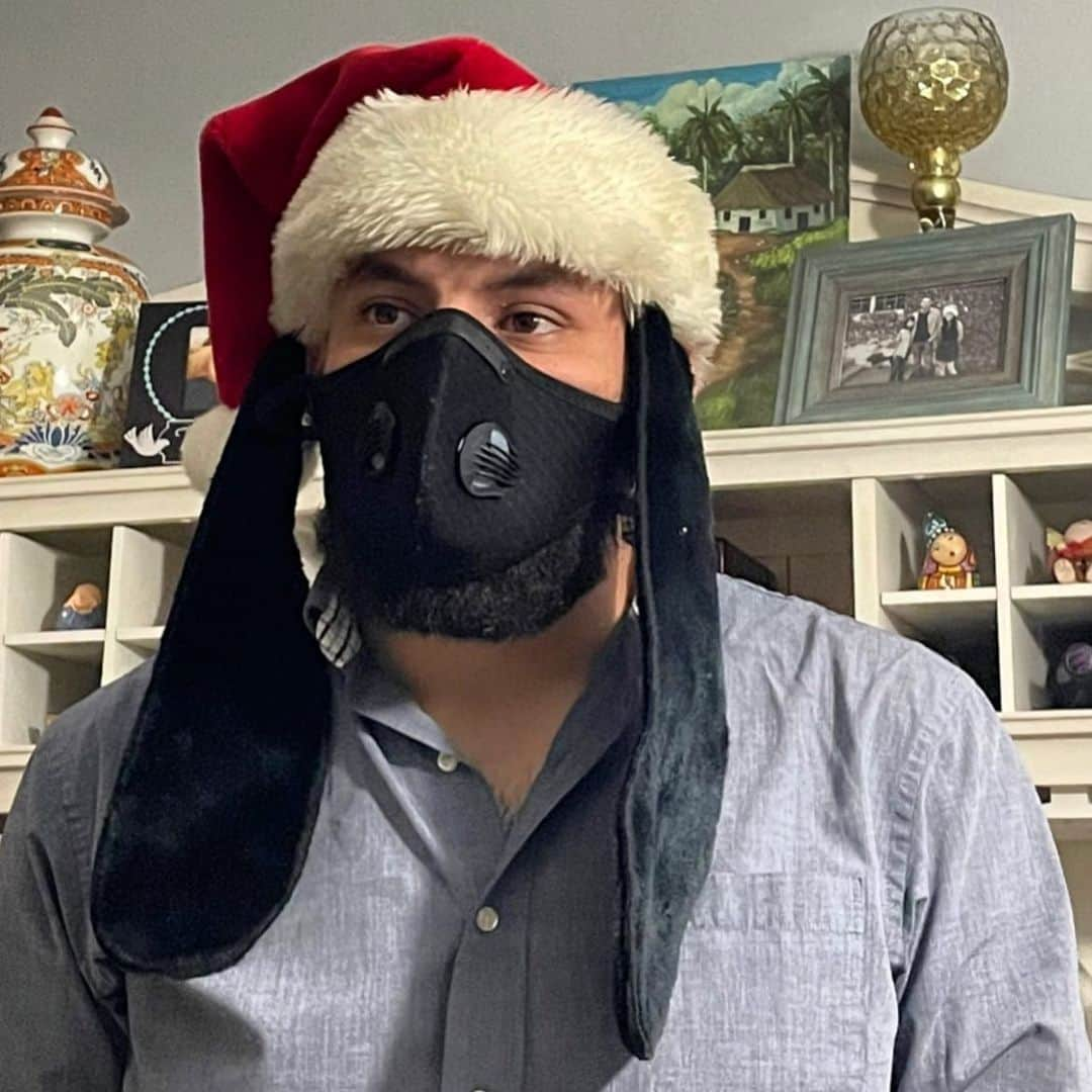 アナベル・アコスタさんのインスタグラム写真 - (アナベル・アコスタInstagram)「Safety & holiday spirit at its finest. Face timing with my cousin @ncalderin__rlionheart 😂😷🎅🏽」12月14日 1時00分 - anabelleacosta1