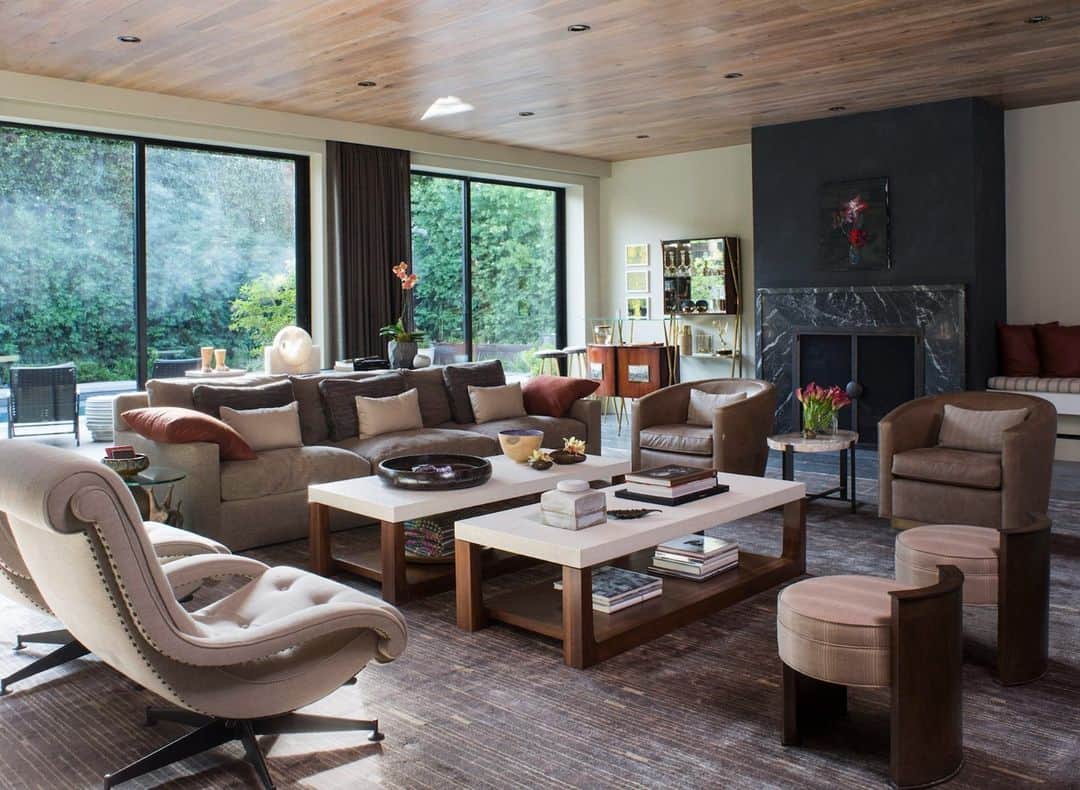 ELLE DECORさんのインスタグラム写真 - (ELLE DECORInstagram)「When designer @ddidesigns was commissioned to transform Avengers director Joe Russo’s modern California home, she crafted the space as a hub for entertaining both adults and children, with a floor plan that flowed like the conversations within it. In the living room, nearly all furniture was custom, boasting rich texture and a layered sensibility. “They wanted to make sure every portion of the house was usable, but also very stylish,” Doherty says. Russo’s style leaned toward traditional; his wife preferred modern, so it was up to Doherty to strike a balance of opposing aesthetics that, in the end, felt harmonious. Click  in bio to see how it turned out. Written by @luciatonelli, photographed by @meghanbob.」12月14日 1時00分 - elledecor