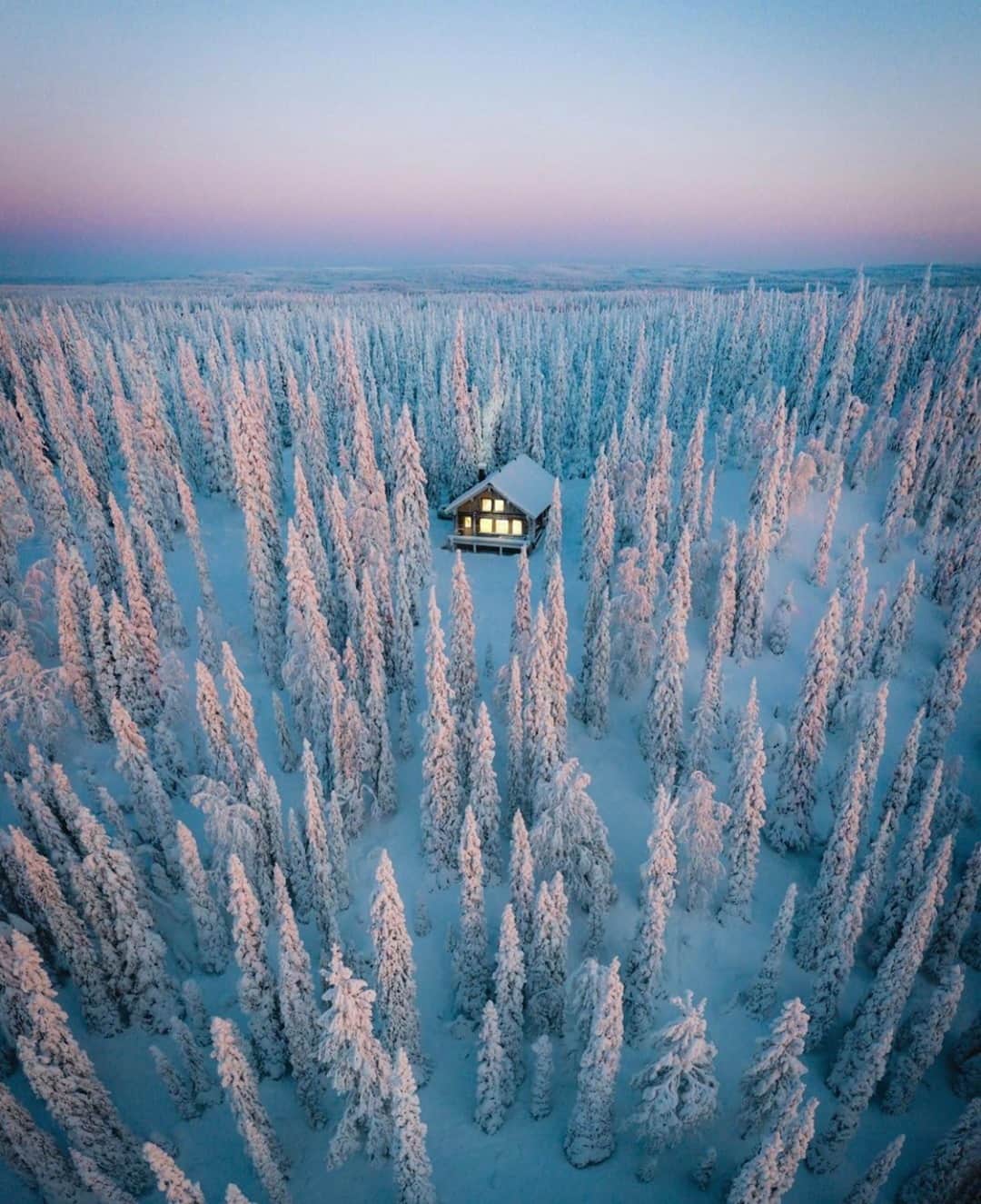 Earth Picsさんのインスタグラム写真 - (Earth PicsInstagram)「Frosty days in Lapland, Finland ❄️ Tag a friend you’d like to explore Finland with! 🇫🇮  📷 @ryanresatka」12月14日 1時00分 - earthpix